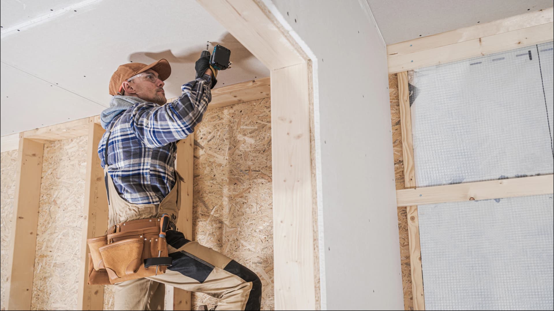 Contractor meeting with homeowner to discuss project in Toronto